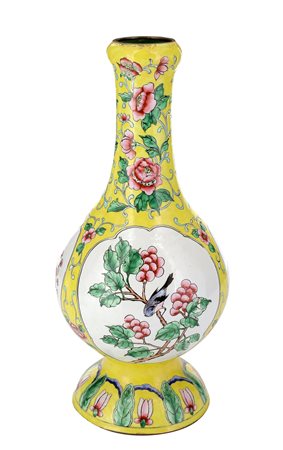 Cina. XX secolo
Vaso a bottiglia con decoro di fiori e uccelli