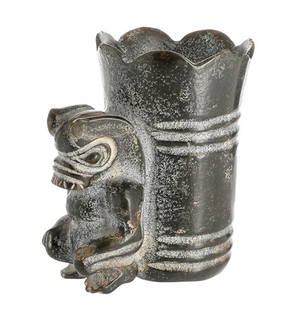 Cina
Oggetto ornamentale con idolo antropomorfo di tipo neolitico