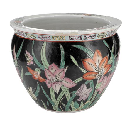 Cina. XX secolo
Vasca da pesci con decoro floreale