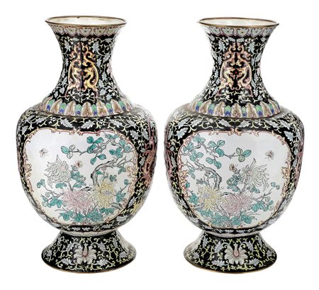 Cina. XX secolo
Coppia di vasi a balaustro con decoro di animali mitologici e motivi floreali