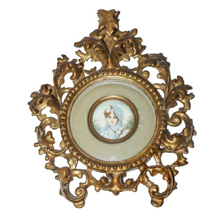 Figura di donna in miniatura con cornice a cartoccio in legno dorato, 19° secolo
