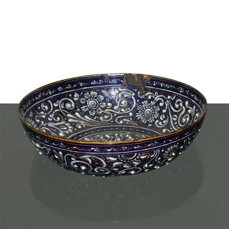 Limoges -  Pierre Reymond Ciotola a motivi rinascimentali con smalti di sottili fili d'oro su base blu e smalti floreali bianchi applicati su rame, 15°/16° secolo
