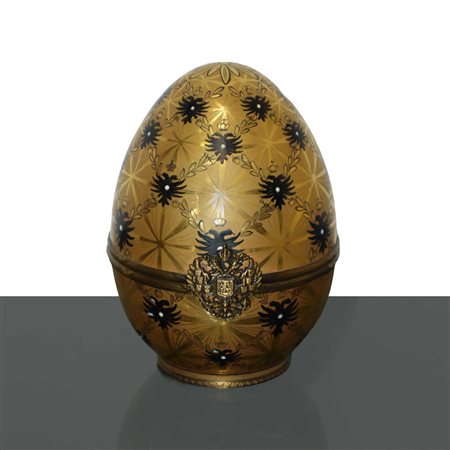 Uovo Fabergé in porcellana dipinta in dorato, riproduzione dell'originale del 1897, 1897