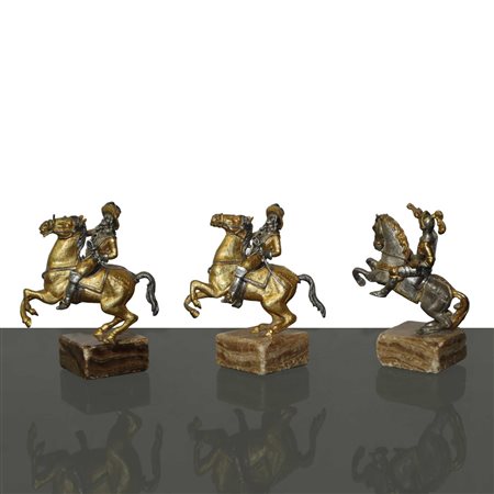 Piero Benzoni (1938)  - N°3 piccole statue di cavaliere a cavallo  in bronzo argentato e dorato montate su base in onice 