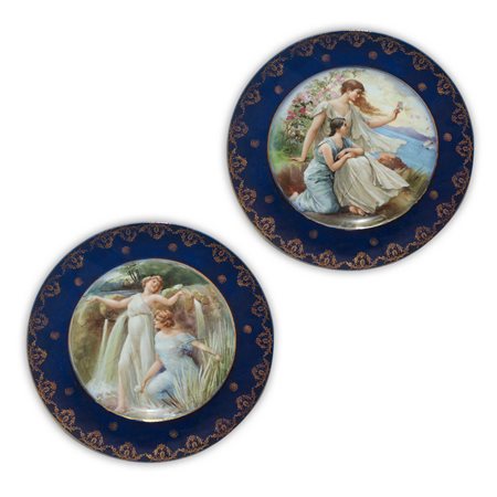 Coppia di Piatti da muro in porcellana di Vienna, con decoro in oro zecchino sulla tesa, Primi 20° secolo.