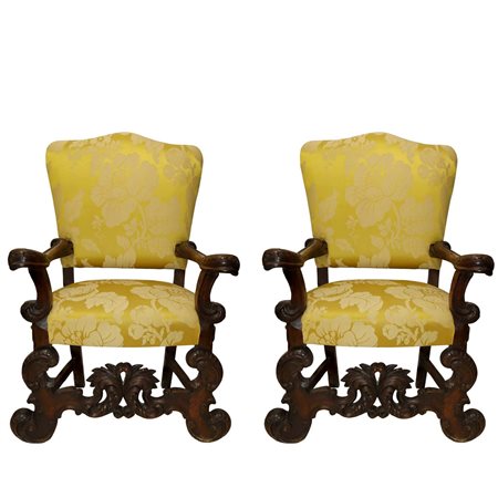 Coppia di seggioloni in legno di noce intagliato e scolpito a foglie d'acanto poltrone Luigi XIV, barocco siciliano, Sicily Fine 17° secolo