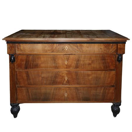 Cassettone a 4 cassetti in piuma di mogano con bocchette a losanga, testine in legno nero ebanizzato scolpite applicate ai lati , first half of the 19° secolo