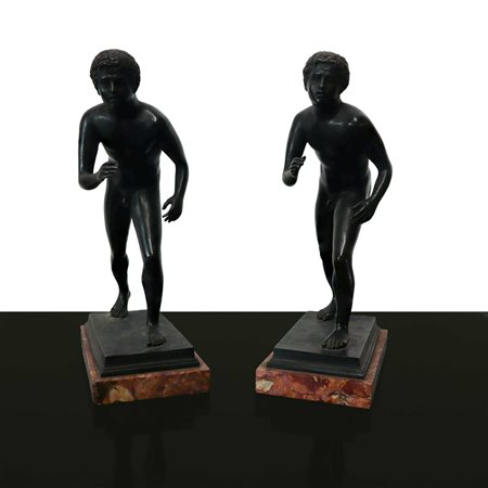 Fermalibri, sculture di nudi raffiguranti giovani atleti in bronzo patinato nero, Primi 20° secolo