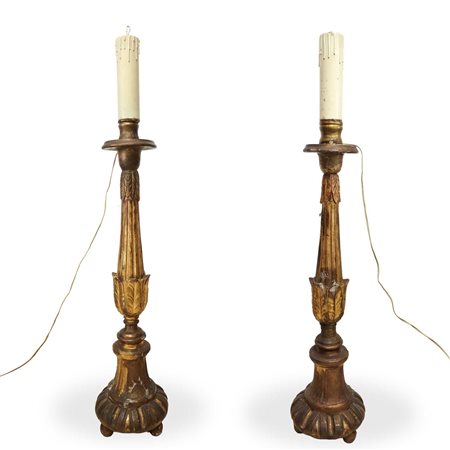 Coppia di candelieri in legno dorato, 19° secolo