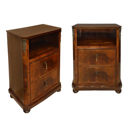 Coppia di comodini a due cassetti con bronzi ai lati e piedi a cipolla, Fine 19° secolo