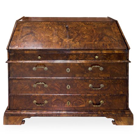 Mobile con ribalta a tre cassetti in radica di noce , 18° secolo