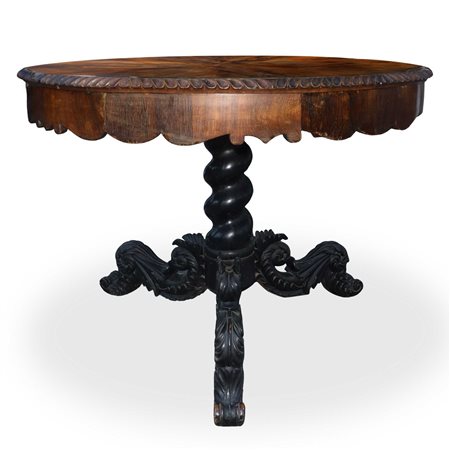 Tavolo rotondo con piano  dentellato al bordo piede a tre  razze scolpito e intagliato in legno  di palissandro