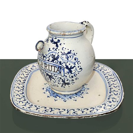 Deruta - Piatto e versatoio in maiolica Deruta decorati a motivi a foglie, Primi 20° secolo