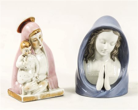 DUE PICCOLI GRUPPI IN CERAMICA - TWO SMALL CERAMIC FIGURAL GROUPS raffigurati...