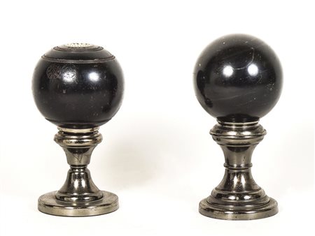 LOTTO - LOT una boccia inglese d'epoca ed una sfera in marmo nero, con...