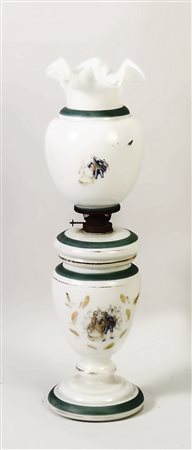 LAMPADA AD OLIO IN OPALINE - OPALIN OIL LAMP decorata con scene galanti in...
