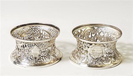 COPPIA DI CENTROTAVOLA IN ARGENTO - PAIR OF SILVER CENTREPIECES Irlanda,...