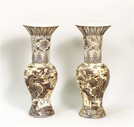 COPPIA DI VASI A BALAUSTRO IN OSSO - PAIR OF BONE BALUSTER VASES Cina - China...