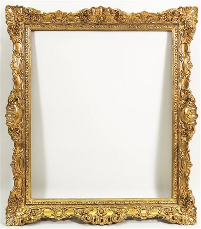 CORNICE IN LEGNO DORATO - GILTWOOD FRAME decorata con motivi floreali, volute...