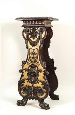 MENSOLONE IN NOCE - WALNUT GUERIDON piano quadrato, alti sostegni sagomati,...