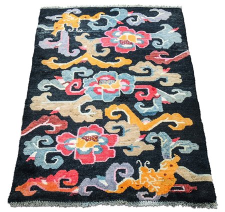TAPPETO CINESE - CHINESE RUG XIX secolo - 19th Century fondo nero, campo con...