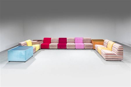 PRODUZIONE ITALIANA<BR>Salotto composto da undici poltroncine e tre tavolini