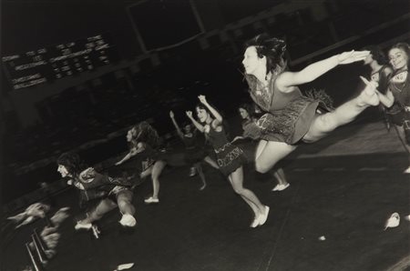 Garry Winogrand (1928 - 1984)  - Houston, Texas, dalla serie "Women are Beautiful", 1977