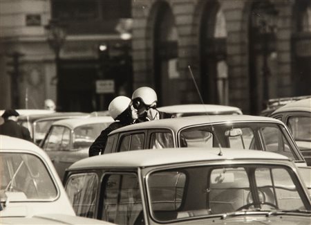 Robert Doisneau (1912 - 1994)  - L'amour casqué, 1966
