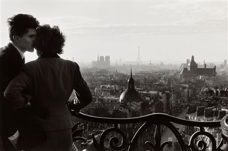 Willy Ronis (1910 - 2009)  - Les amoreux de la Bastille, 1957