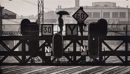 Frank Horvat (1928 - 2020)  - Senza titolo (Parigi, ponte sopra la ferrovia), 1970s