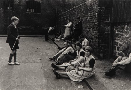 Gisele Freund (1908 - 2000)  - Une dimanche dans la rue, Newcastel-on-Tyne, 1935