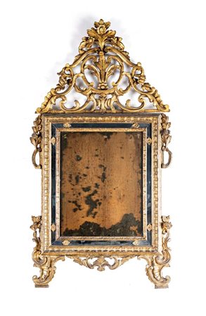 Specchiera in legno dorato, Piemonte, XVIII secolo di forma rettangolare...