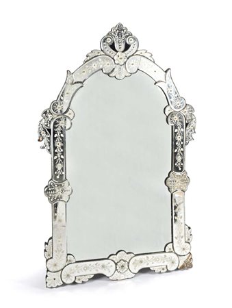 Grande specchiera veneziana, inizi del XX secolo cornice centinata costituita...