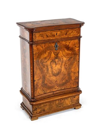 Piccolo credenzino in noce e radica di noce, Lombardia, XVIII secolo difetti...