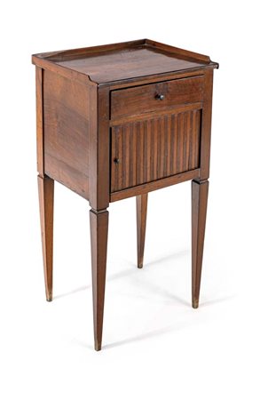 Comodino da centro, Italia meridionale, fine XVIII/inizi XIX secolo con piano...