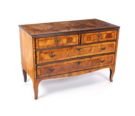 Cassettone in noce e radica con filettature e profili ebanizzati, XVIII...