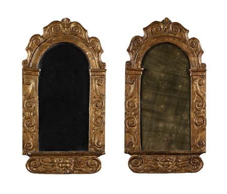 Coppia di specchierine in legno dorato, XVII secolo cornice centinata di...