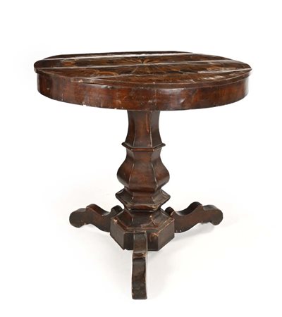 Tavolo circolare in legno intarsiato, XIX secolo piano centrato da stella...