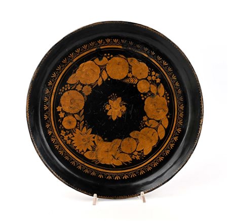 Vassoio circolare in latta dipinta, Inghilterra, XIX secolo decorato da una...