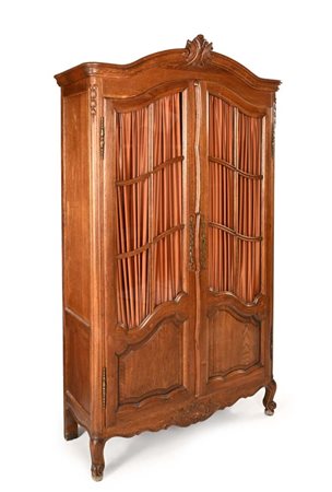 Piccolo armadio in rovere, XIX secolo cimasa centinata centrata da rilievi...