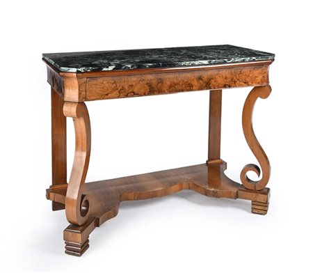 Console in noce, seconda metà del XIX secolo piano rettangolare con angoli...