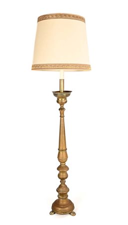 Torciera in ottone, XIX secolo alto fusto a balaustro su base circolare;...