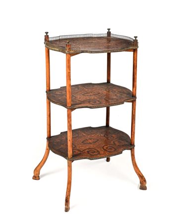 Tavolino-étagère in legno intarsiato, XIX secolo caratterizzato da tre...