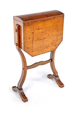 Mobile da lavoro in ciliegio, XIX secolo corpo parallelepipedo con anta...