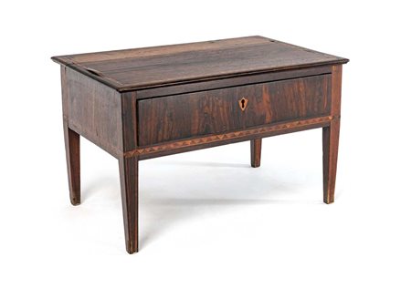 Tavolino basso in noce con intarsi geometrici, Italia meridionale, XVIII...