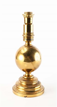 Lampada da tavolo in ottone corpo a sfera su piede circolare gradinato...