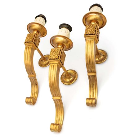 Tre appliques in bronzo dorato ad una luce XX secolo braccio sagomato...
