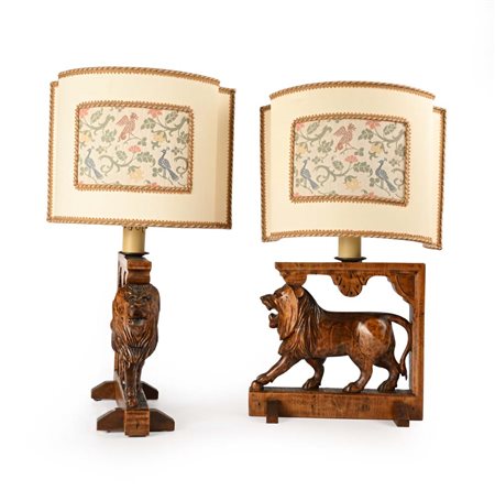 Coppia di lampade da tavolo in legno con figure di leoni complete di grandi...