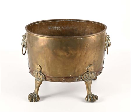 Braciere in rame, XIX secolo corpo ovale sorretto da zampe ferine, decorato...