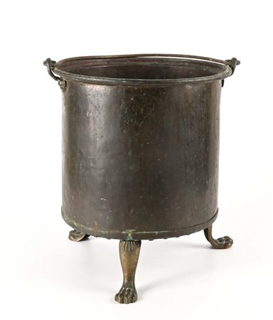 Braciere cilindrico in rame, XIX secolo manico a semicerchio, piedi ferini cm...